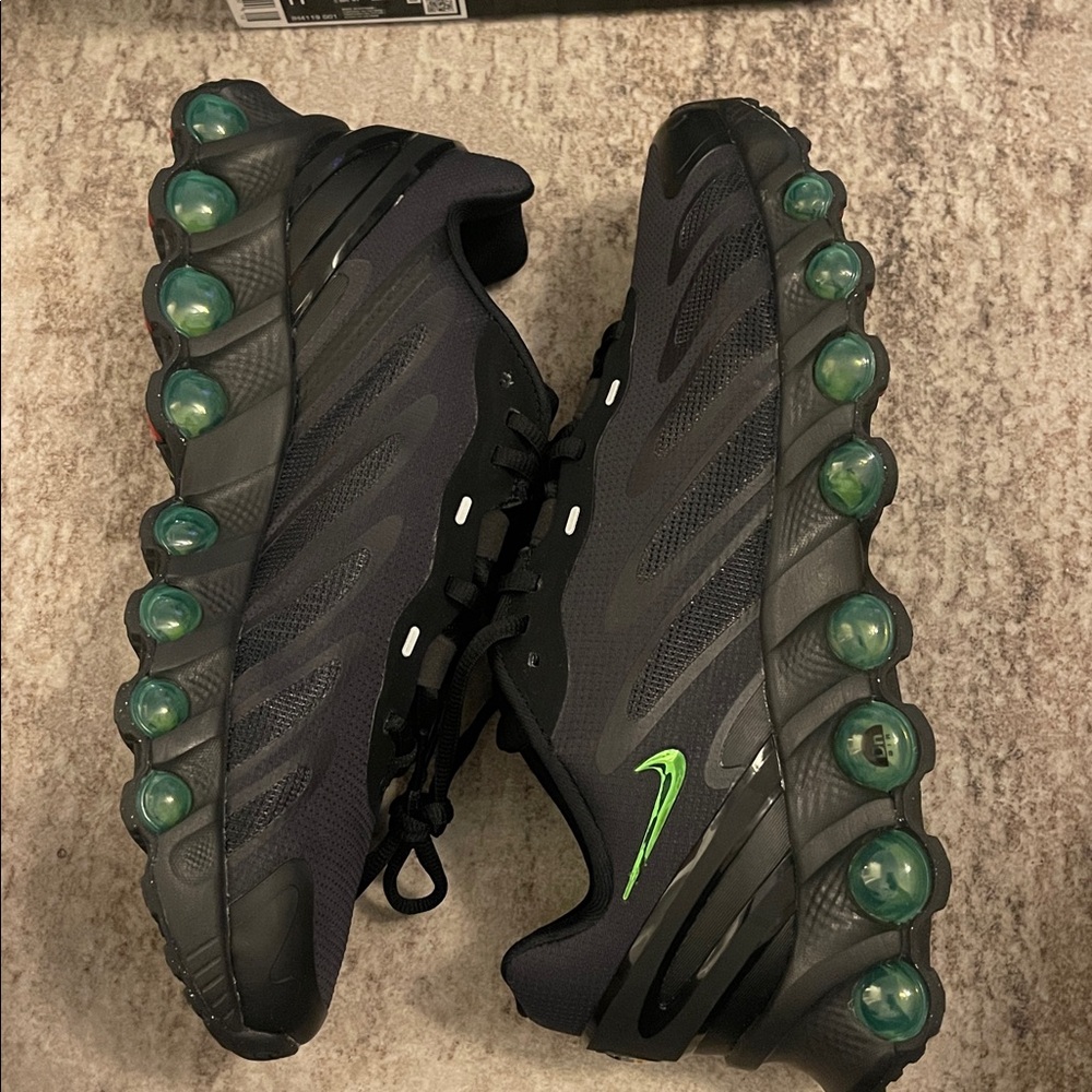 Nike Air Max DN8
Size 9.5
Black/Green
Worn once
Comes with box - Picture 3 of 6